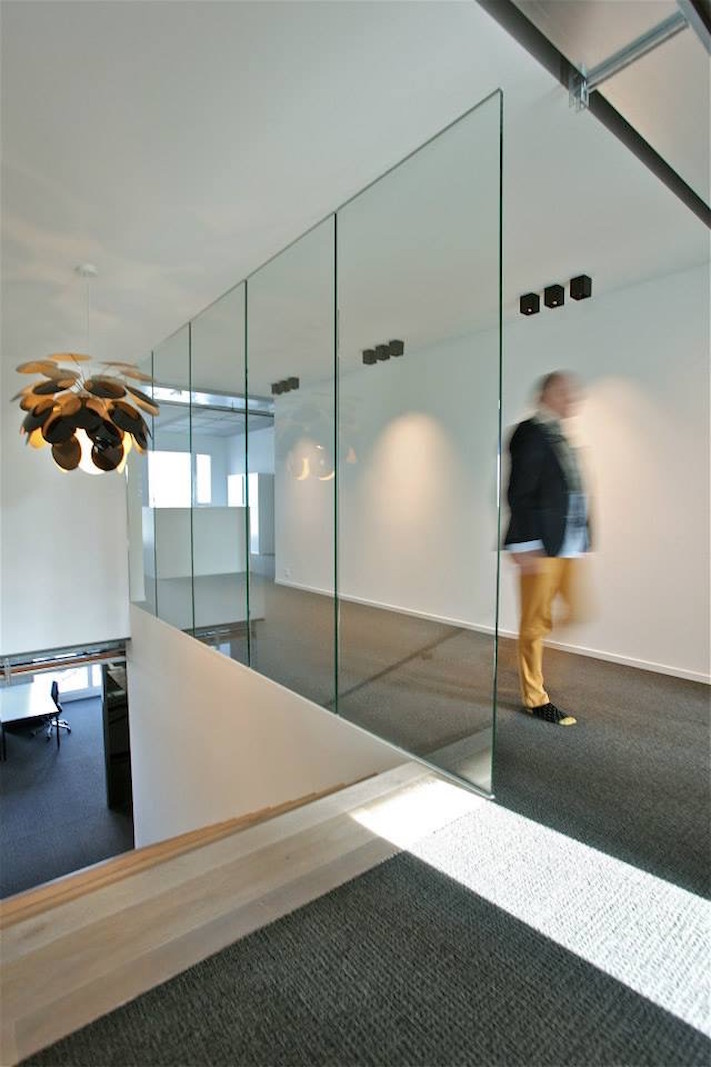 Büro mit Treppenaufgang und Glaswand zur Absicherung