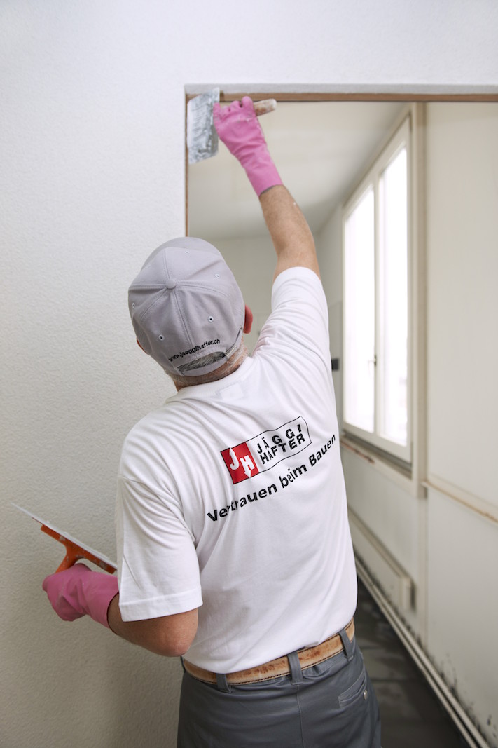 Handwerker arbeitet am Türstock