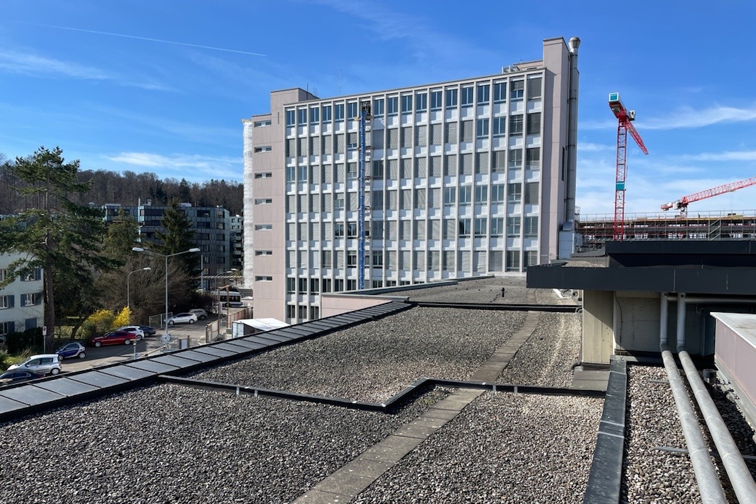 Das ursprüngliche Radiostudio des SRF wurde von der Stadt Zürich in ein Sekundarschulhaus umgebaut