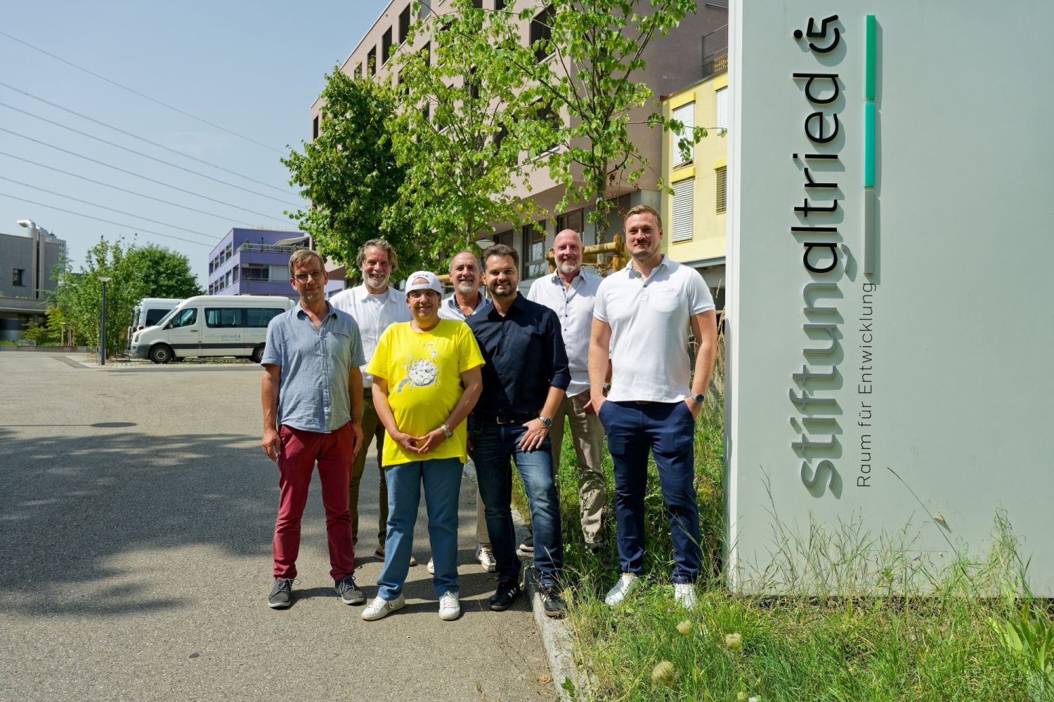 Mitarbeiter von Jäggi + Hafter AG vor Stiftung Altried