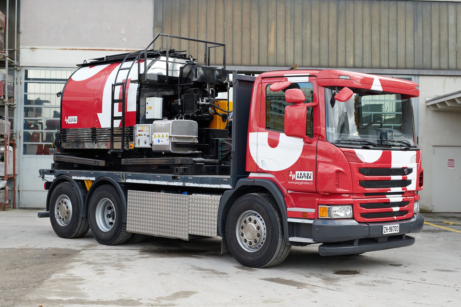 Roter LKW mit Heizkessel für Gussasphalt