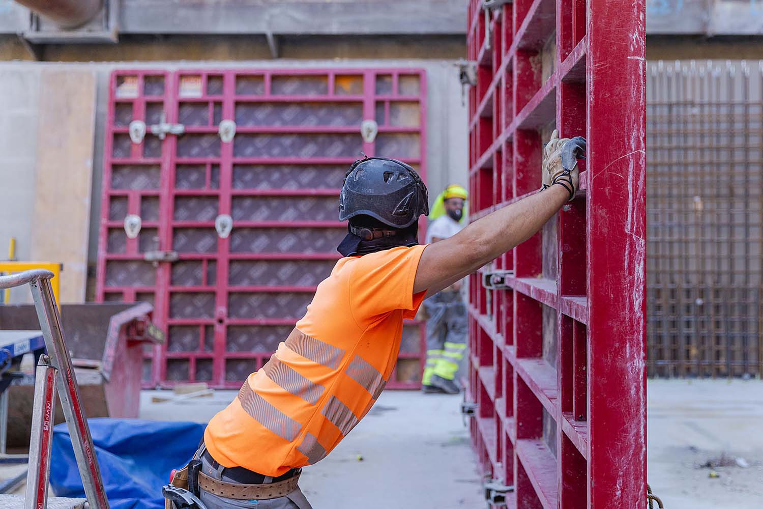 Bauarbeiter hält Wandelement, Baustelle Dielsdorf