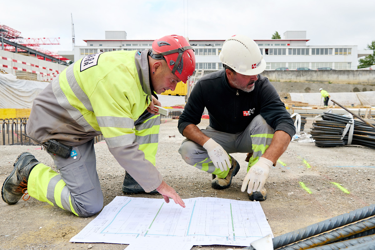 Gemeinsam mit Vorarbeiter José da Silva Nunes (r.) plant Walker die Arbeiten an den Bodenplatten.