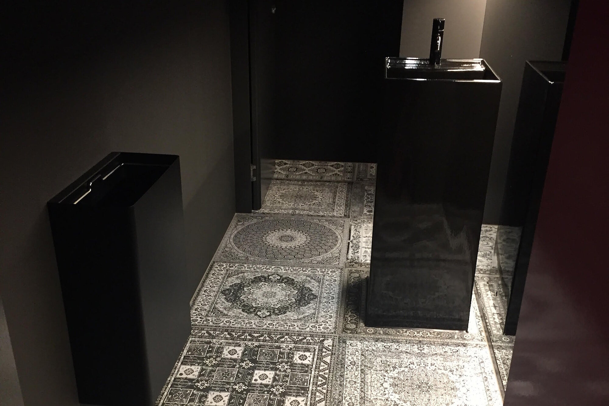 Sanitärbereich mit hellen, orientalisch anmutenden Bodenfliesen