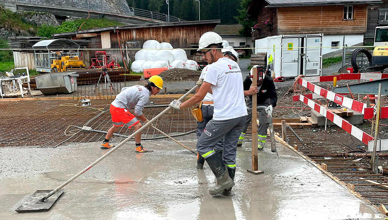 Unsere Lernenden in den Bündner Bergen