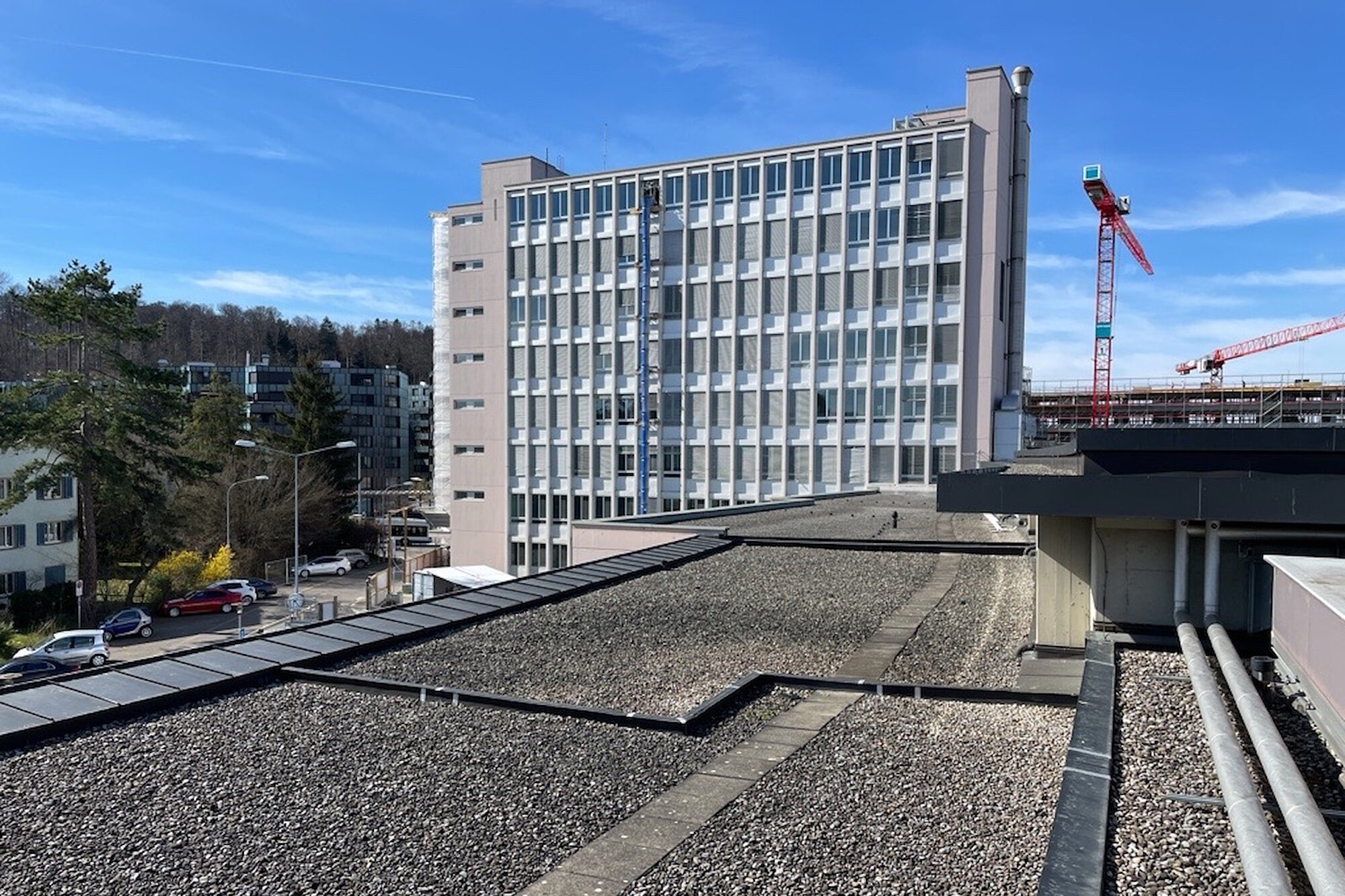 Das ursprüngliche Radiostudio des SRF wurde von der Stadt Zürich in ein Sekundarschulhaus umgebaut